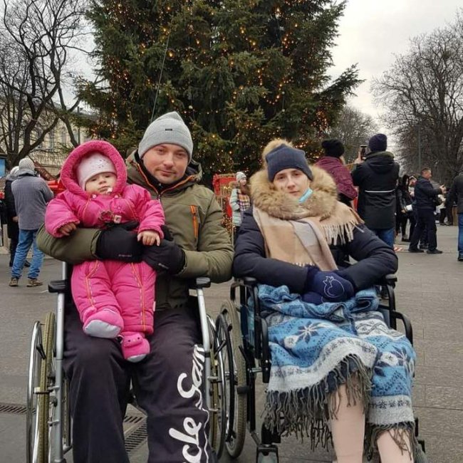 Сім'я Вакуленків під час новоріних свят на прогулянці у центрі Львова 