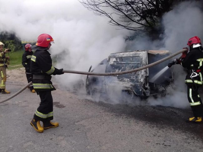 Машина загорілася на ходу: на Рівненщині посеред траси палав Renault. ФОТО