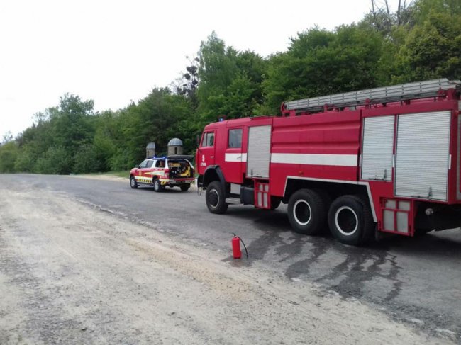 Машина загорілася на ходу: на Рівненщині посеред траси палав Renault. ФОТО