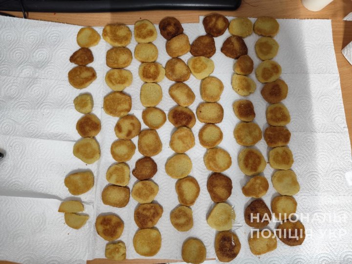 Наркотичні смаколики: подружжя з Луцького району замасковували психотропи в кондитерські вироби