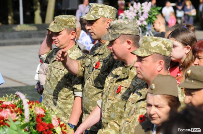 З маками і трояндами: у Луцьку відзначили річницю перемоги над нацизмом. ФОТО
