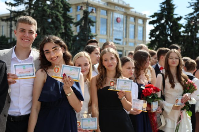 Найуспішніші та найстаранніші: 230 випускників Луцької громади отримали  свідоцтва з відзнаками