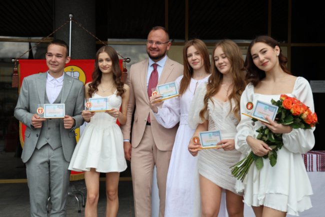 Найуспішніші та найстаранніші: 230 випускників Луцької громади отримали  свідоцтва з відзнаками