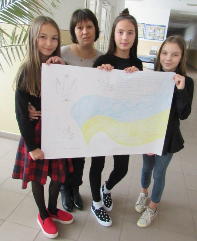 Листи солдату: діти з Волині відправили малюнки на передову