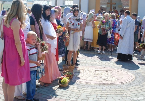 Як у Луцьку святили яблука та мед. ФОТО
