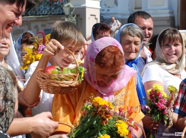 Як у Луцьку святили яблука та мед. ФОТО