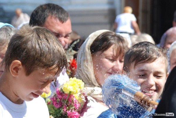 Як у Луцьку святили яблука та мед. ФОТО