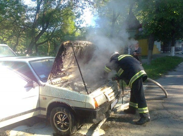 У Нововолинську горіло авто. ФОТО