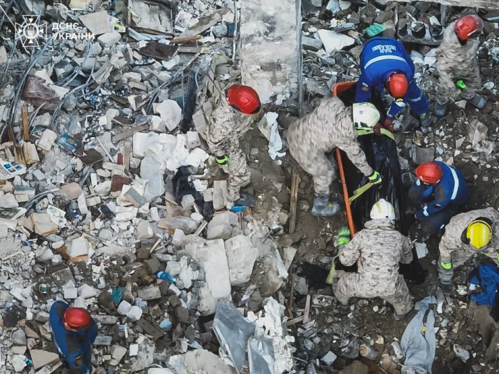 Кількість загиблих у Києві зросла до 23: під завалами будинку знайшли ще 7 жертв. ОНОВЛЕНО