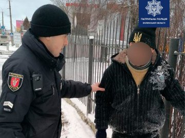 Луцькі патрульні врятували п'яного чоловіка, який лежав майже на проїжджій частині. ФОТО