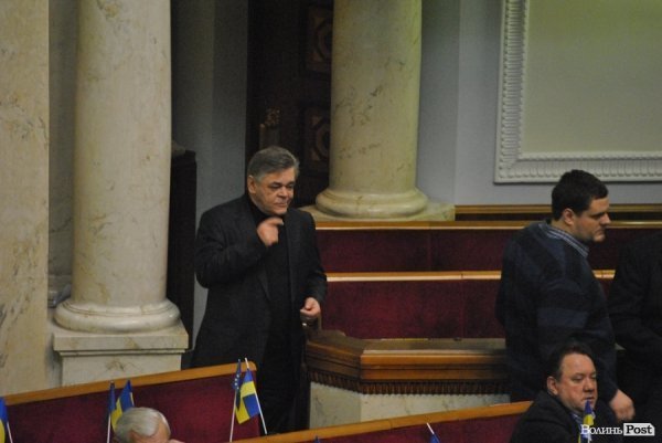 Волинський нардеп під час засідання їв горішки і длубався в зубах. ФОТО