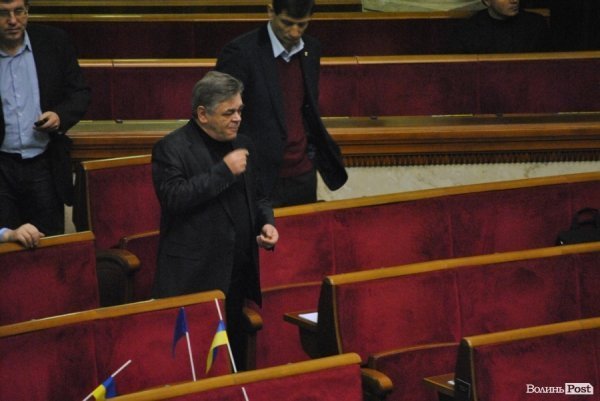 Волинський нардеп під час засідання їв горішки і длубався в зубах. ФОТО