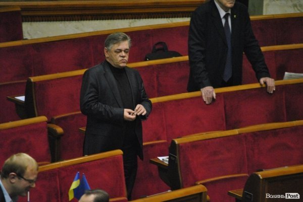 Волинський нардеп під час засідання їв горішки і длубався в зубах. ФОТО