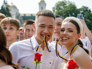 «Вчились у підвалах та без світла, але ми впоралися»: у Луцьку нагородили медалістів. ФОТО