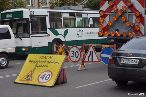 У Луцьку швидкі прориваються крізь затори, які спричинені ремонтом. ФОТО