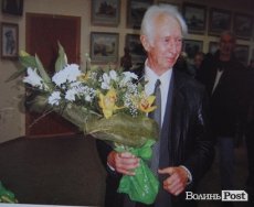 Волинський художник хотів домалювати Януковичу вуса Сталіна