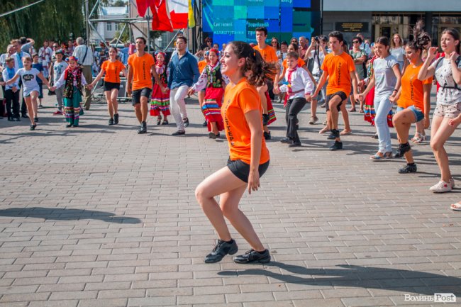 Учасники міжнародного фесту вчили лучан танцювати. ФОТО