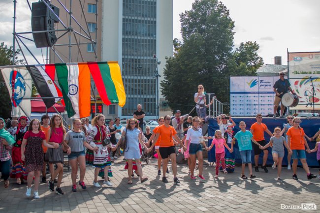 Учасники міжнародного фесту вчили лучан танцювати. ФОТО