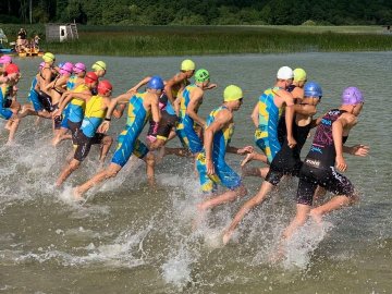 Біг, плавання та їзда на велосипеді: на Волині проходять змагання з крос-триатлону