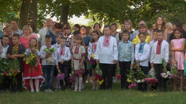 Сільським школам – інновації: на Волині благодійники зробили подарунки до Дня знань