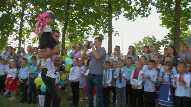 Сільським школам – інновації: на Волині благодійники зробили подарунки до Дня знань