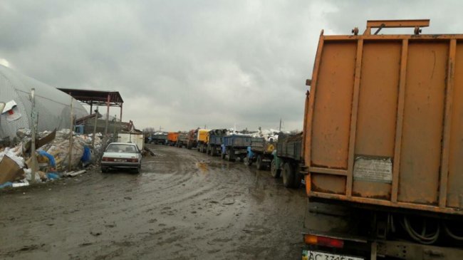 На луцьке звалище - 2-кілометрова черга