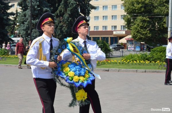 У Луцьку вже почали святкувати День Конституції. ФОТО