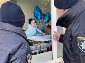 Покращився стан хлопчика з невиліковною хворобою, якого посвятили у патрульні в Чернівцях
