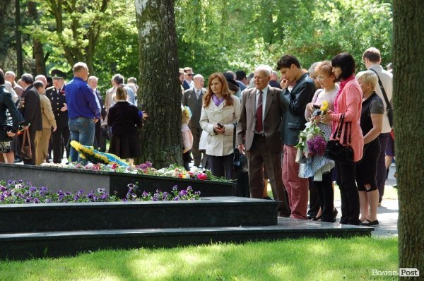 9 травня у Луцьку: квіти, сльози та молитви. ФОТО