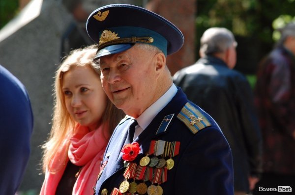 9 травня у Луцьку: квіти, сльози та молитви. ФОТО