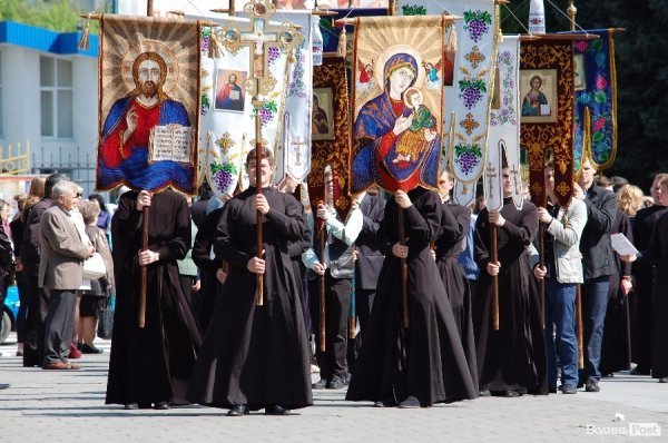 9 травня у Луцьку: квіти, сльози та молитви. ФОТО