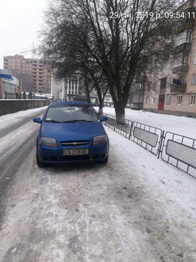 У Луцьку за паркування на тротуарі чи в зеленій зоні – протокол. ФОТО