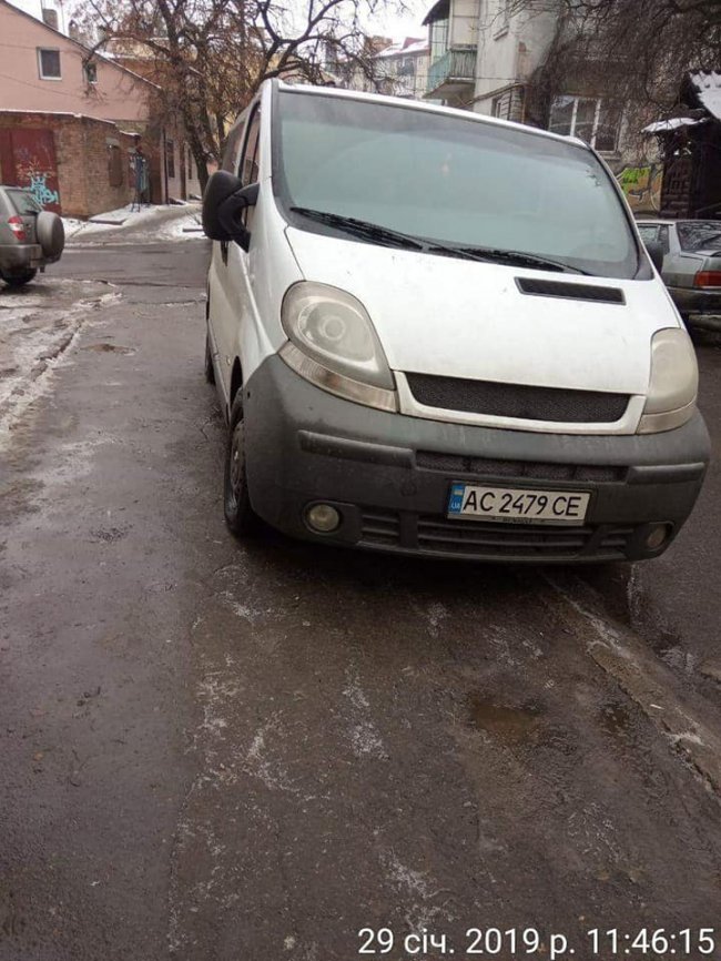 У Луцьку за паркування на тротуарі чи в зеленій зоні – протокол. ФОТО