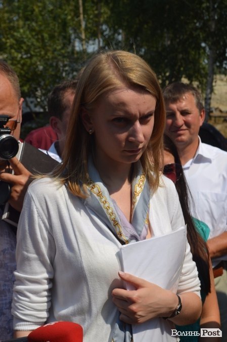 Міністр екології на власні очі побачила незаконні копанки бурштиношукачів. ФОТО