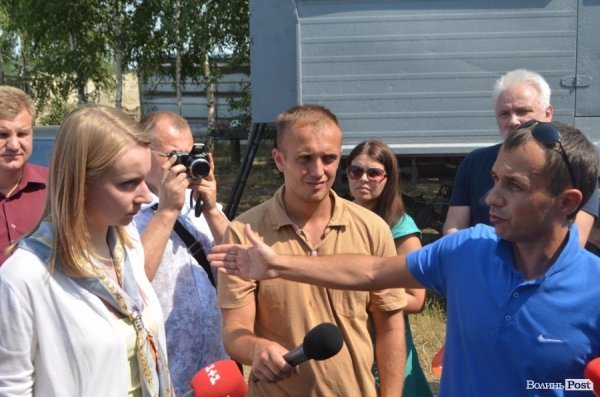 Міністр екології на власні очі побачила незаконні копанки бурштиношукачів. ФОТО