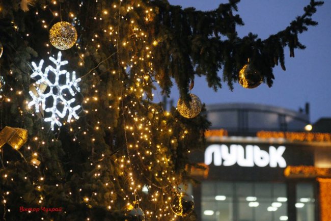 Святкові вогні вечірнього Луцька. ФОТО