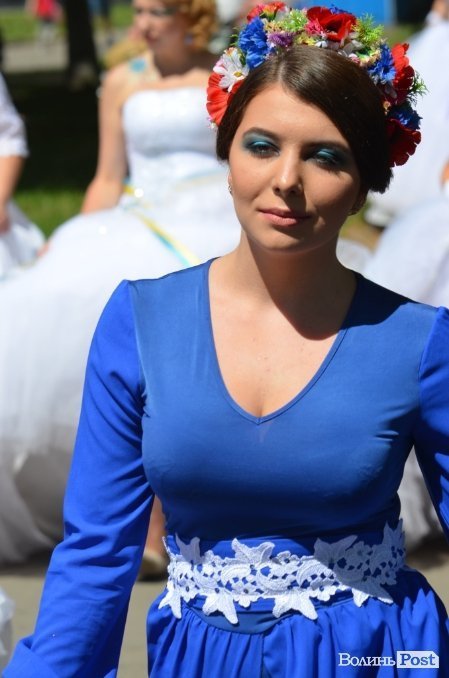 У Луцьку наречені вийшли на парад. ФОТО