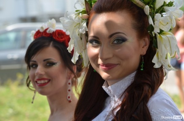 У Луцьку наречені вийшли на парад. ФОТО