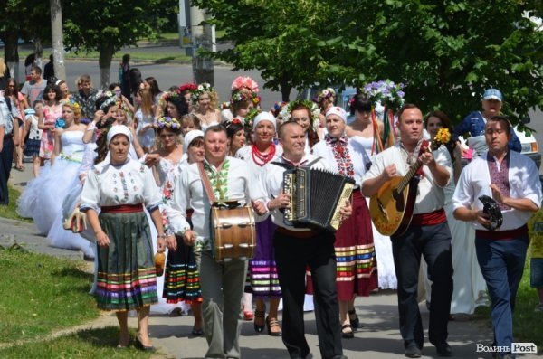 У Луцьку наречені вийшли на парад. ФОТО