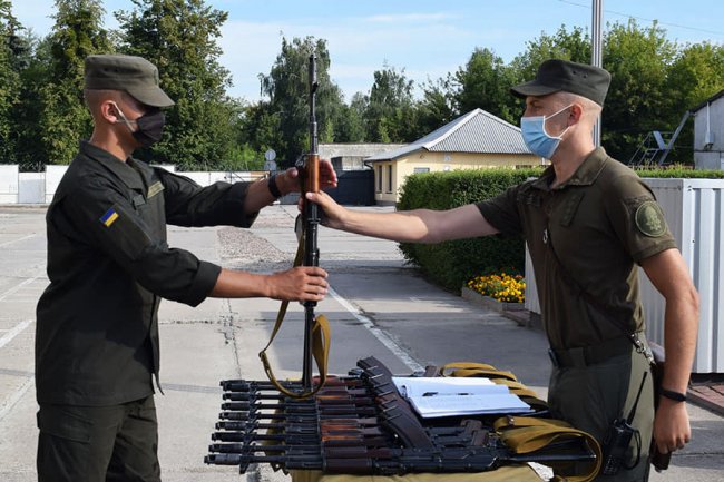 У Луцьку нацгвардійці-новобранці отримали бойову зброю. ФОТО
