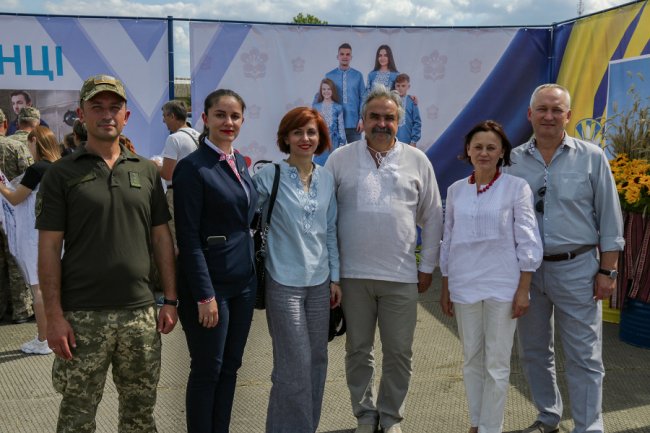 У Луцьку дітям кримських льотчиків подарували вишиванки. ФОТО