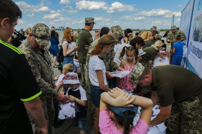 У Луцьку дітям кримських льотчиків подарували вишиванки. ФОТО