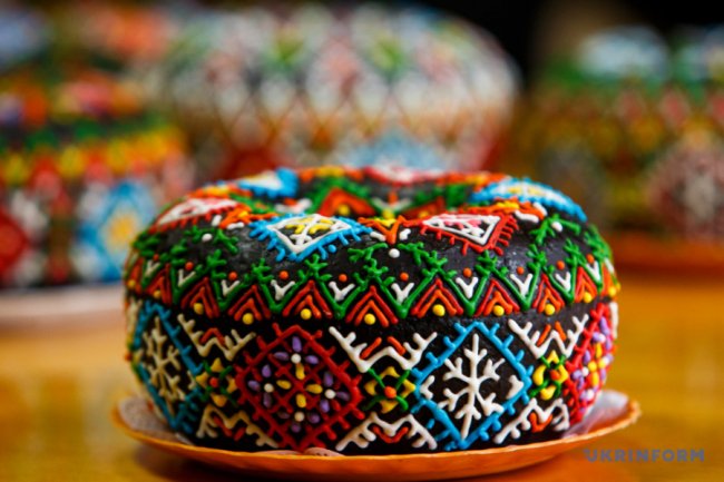 Солодка вишиванка: на Закарпатті молодятам замість короваю печуть медяник. ФОТО