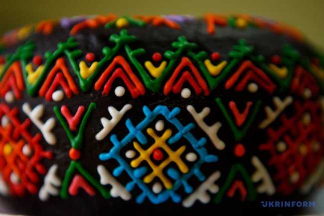 Солодка вишиванка: на Закарпатті молодятам замість короваю печуть медяник. ФОТО