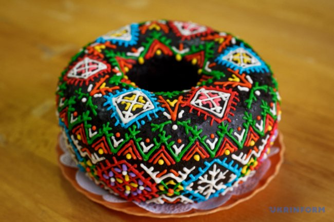 Солодка вишиванка: на Закарпатті молодятам замість короваю печуть медяник. ФОТО