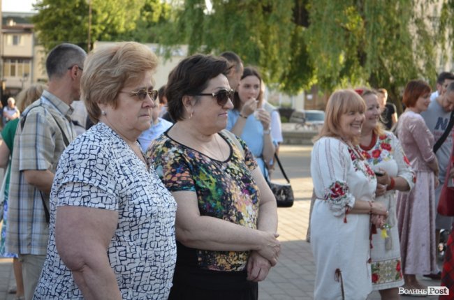 У центрі Луцька – святковий виступ оркестру. ФОТО