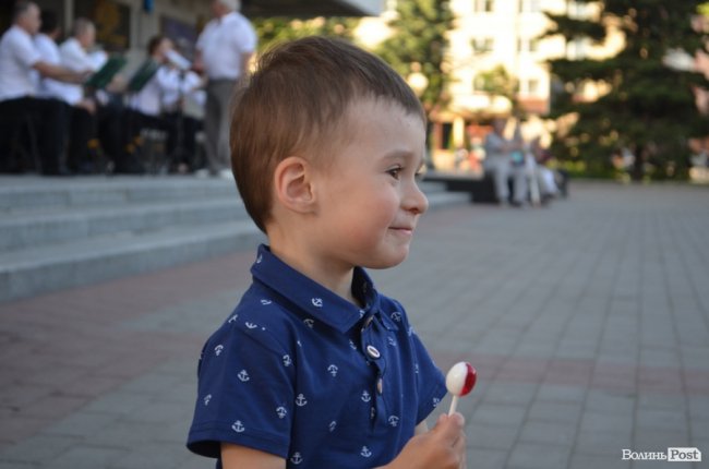 У центрі Луцька – святковий виступ оркестру. ФОТО