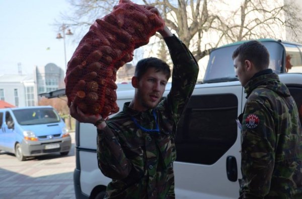 Волинські фермери зібрали харчі для «Правого сектору». ФОТО