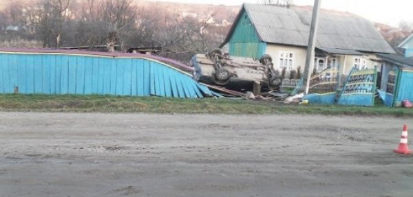 Аварія на Буковині: легковик в'їхав у натовп школярок 