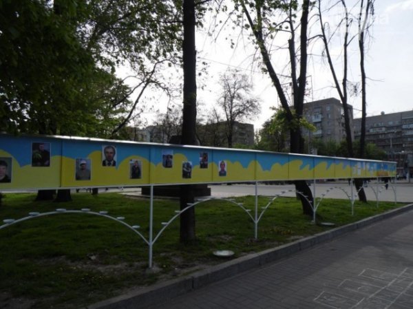 У Дніпропетровську з'явилася стела «Небесній сотні».ФОТО